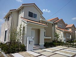 【隣接の建物外観】　高台にそびえ建つ美しい街並です！