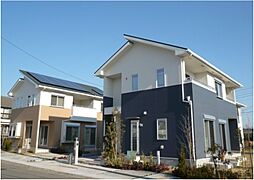 「グラチア・イオ」竣工写真。平均67坪の敷地に建物はゆとりの37坪のプランニング。シンプルで飽きのこない外観に、環境性を追及した設備仕様が満載です。