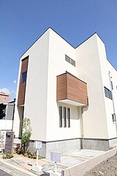 ◆週末11日(土)・12(日)の連休待機しております◆1号地モデルハウス。片流れ屋根のシャープなフォルム。ホワイト系の外壁の一部に用いた木の素材が柔らかさを演出。