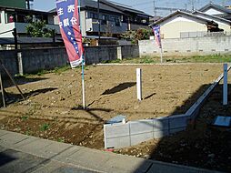 ■陽あたり良好の現地。広々とした敷地で理想の住宅をお建てください！設備も都市ガス・本下水完備です。カースペース2台も楽々可能！