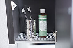 [アルミパンチング棚板] 歯ブラシや歯みがきコップなど、水汚れが気になる物もスッキリ清潔にしまえます。