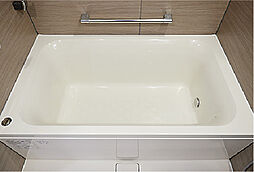 [コンフォート浴槽] 少ない水量でゆったりと感じられる形を追求したスタイリッシュな浴槽です。