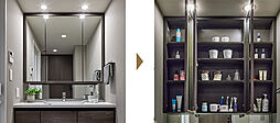 [三面鏡パウダーカウンター] 鏡裏全面が洗顔・調髪・メイク用品などをいっぱいに収納できるミラーキャビネット。三面鏡はお化粧にも便利です。