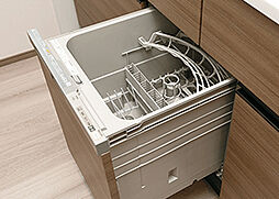 [食器洗浄乾燥機] 場所をとらずに家事効率を上げる、ビルトイン式の食器洗浄乾燥機を標準装備。美しさと機能性を兼ね備えた便利な設備です。※A・D・DIタイプのみ