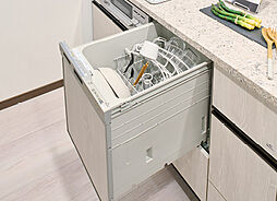 [食器洗浄乾燥機] 場所をとらずに家事効率を上げる、ビルトイン式の食器洗浄乾燥機を全邸標準装備。美しさと機能性を兼ね備えた便利な設備です。