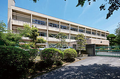 橿原市立 畝傍中学校 約830m（徒歩11分）