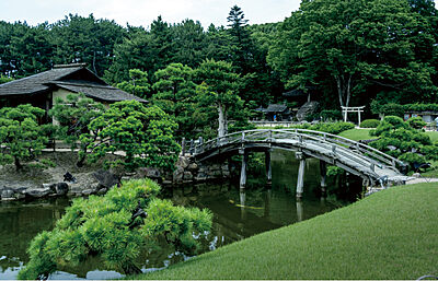 岡山後楽園 約850m(徒歩11分)
