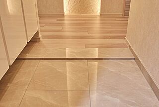 ジオ京都堀川三条 石調タイルの玄関床