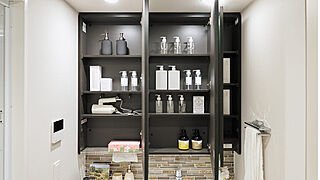 ジオ阪急川西 The Front 三面鏡裏収納