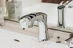[タッチレス水栓（洗面化粧台）] 手を差し出して自動で吐水・止水する「タッチレス水栓」とホースが引き出せるなどユーティリティに使える「シャワー水栓」を一体化したハイブリッド仕様です。(同仕様)