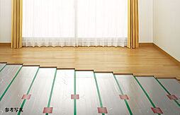 [TES温水式床暖房] リビング・ダイニングには、床暖房を標準設置。空気を汚さず、足元から空気を暖めます。