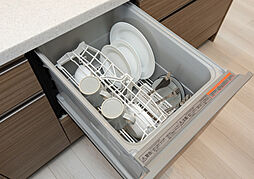 [食器洗い乾燥機] 家事の負担を減らすとともに節水にも貢献。スイッチひとつで洗浄から乾燥まで自動で行う食器洗い乾燥機。