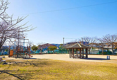 西新興町児童公園 約150m（徒歩2分）
