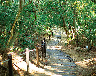 天拝山歴史自然公園 約1,980m（車3分）
