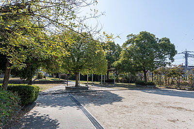 和白公園 約560m（徒歩7分）