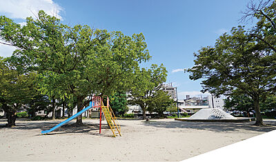 陵北公園 約240m(徒歩3分)