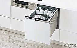 [食器洗浄乾燥機] 食器の出し入れがしやすい引き出し式の食器洗い乾燥機を採用。手洗いに比べ節水も可能です。プラズマクラスターを搭載しています。