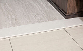 ヴェリテ鳳 玄関床・框・巾木<br />
<br />
