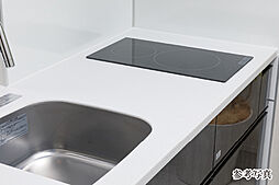 [人造大理石カウンター] カウンタートップには、人造大理石を採用。丈夫でお掃除がしやすく、高級感あふれるキッチンを演出します。※A～C・D・Eで材質が異なります。