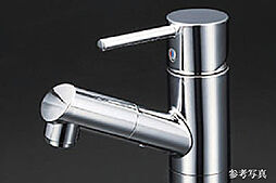 [シングルレバー混合水栓] ヘッド部分を引き出せるシングルレバー混合水栓を採用。ボウルを洗う際にも便利な機能です。