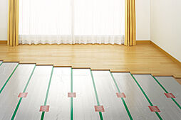 [温水式床暖房] リビング・ダイニングには、温水を利用した床暖房を採用。空気を汚さず、足元から心地よく室内を暖めます。