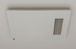 [浴室換気乾燥暖房機（電気式）] 浴室の湿気をすばやく解消し、雨天時の洗濯物の乾燥や寒い季節の入浴前暖房も可能です。24時間換気機能を搭載しています。