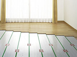 [ガス温水式床暖房（TES）] 温水を床下に循環させ、足元から部屋全体をムラなく暖めます。ホコリが舞い上がらず、室内の空気もクリーンに保つことができます。※参考写真