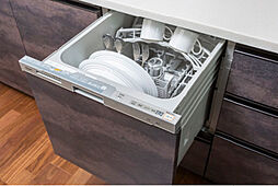 [食器洗い乾燥機] 洗浄から乾燥までスイッチひとつで行い、家事の手間を軽減。