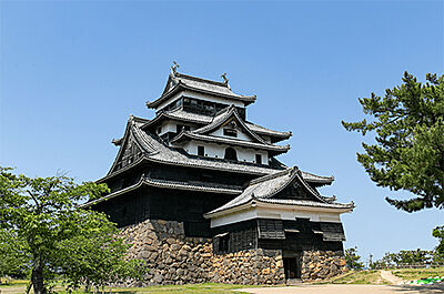 松江城 約860m(徒歩11分)