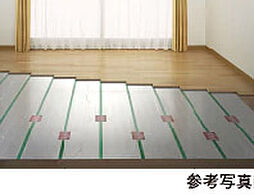 [TES温水床暖房] リビング・ダイニングには、東京ガスのTES温水床暖房を採用。温水を利用して足元から心地よく室内を暖め、理想的といわれる「頭寒足熱」を実現する暖房システムです。