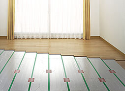[ガス温水式床暖房] リビング・ダイニングにガス温水式床暖房を採用。ホコリを巻き上げる風を起こさず、足元からクリーンに暖めます。