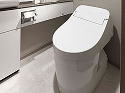 [ローシルエットトイレ] コンパクトな設計で空間の圧迫感がない、ローシルエットデザインの便器を採用しています。