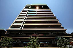 [外観完成予想CG] 地上15階建ての伸びやかでシンボリックな佇まい。高層部には空に映えるガラス手摺などを採用し、軽やかなデザインで仕上げています。