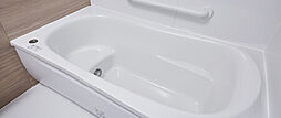 [ゆるリラ浴槽] 身体にかかる圧力を分散させてリラックスすることができる浴槽で、フチには手すり代わりにもなるリムグリップを採用しています。