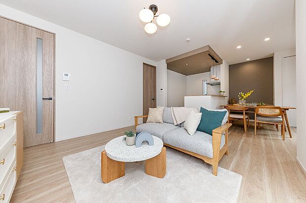 【施工例/LDK】
窓枠やクロスなど、ナチュラルなカラーを基調とした明るく心地よさに包まれるファミリースペース。キッチン・リビング・ダイニングのどこにいても見通しが良く、家族の気配が感じられます。