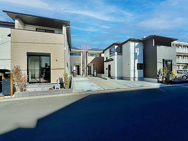 【街並み全景】
総6邸がオープン外構で広がり、開放的な街並みを形成。全棟すべて南向きLDKに床暖房を敷設しています。土間収納やパントリーなど、適材適所の収納で暮らしがスマートに。