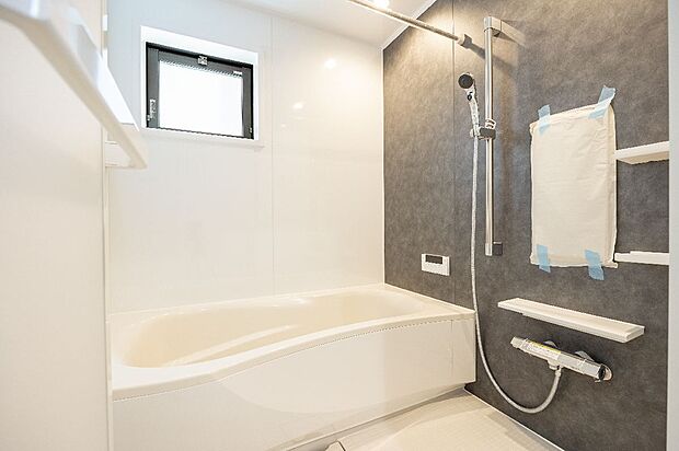 【【10号棟／浴室】】システムバスはトクラス製。浴槽は保温効果のある2重パン構造です。使いやすさを追求した3Dエルゴデザインが、視覚的な広がりを生み出します。水はけの良いフロアなど、お手入れのしやすい工夫も。