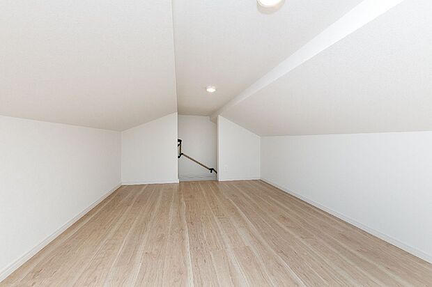 【【施工例/Eスペース】】Eスペースは2階ホールから出入り可能。大きな荷物やシーズンオフの家電なども運びやすい固定階段付きです。6.0帖の広さがあり、収納以外にもアイデア次第で自由に使えます。