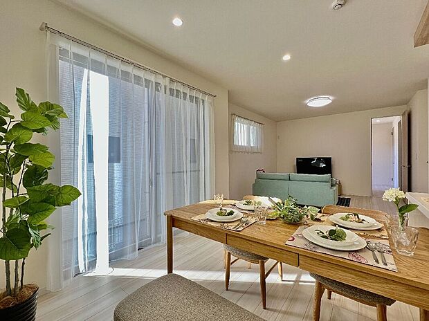 【【LDK/施工例】】LDKは視界を遮る大きな柱や壁がなく、コミュニケーションを育むリビング階段×対面キッチン仕様。ダウンライトにより空間全体がノイズレスに広がり、夜間はまた違った表情に。