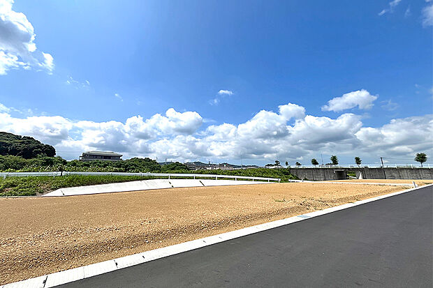 【38号地 外観】分譲地内道路は6mと、歩行者とのすれ違いや車の出し入れやすれ違いにもゆとりがあります。 整形地のた