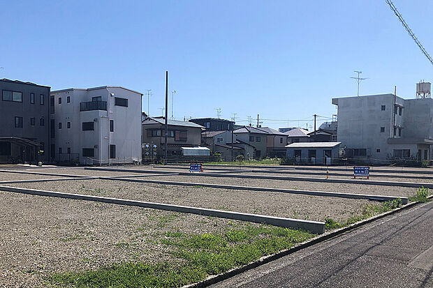 【G号地 外観】7.5m以上の間口があり、プランニングもしやすい整形地となっています。 道路との高低差が少なく、外