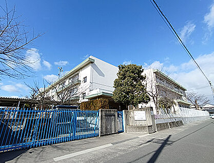 市立水尾小学校 約338m