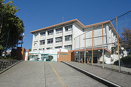 富雄南中学校 約240m