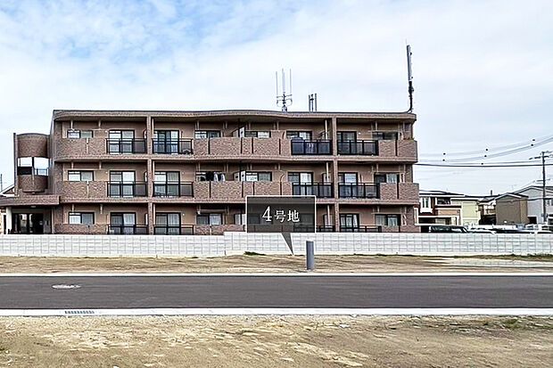 【4号地 外観】前面道路は6mと、車の出し入れやすれ違いにもゆとりがあります。 整形地のため、多彩なプランニングが