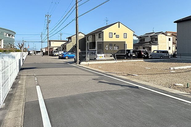 【4号地 外観】前面道路は6mと、車の出し入れやすれ違いにもゆとりがあります。 整形地のため、多彩なプランニングが