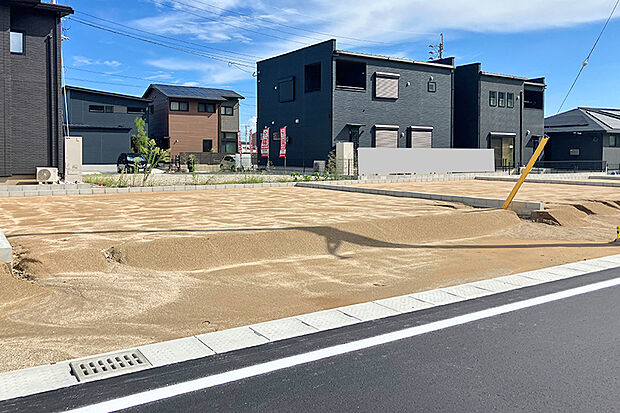 【5号地 外観】167m2超と、ゆとりある広さ。  前面道路は6mと、車の出し入れやすれ違いにもゆとりがあります。 