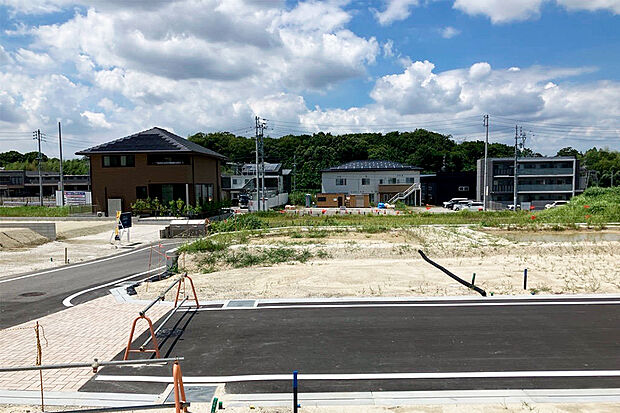 【38号地 外観】開放感のある、明るい角地区画です。  前面道路は6mと、車の出し入れやすれ違いにもゆとりがあります。