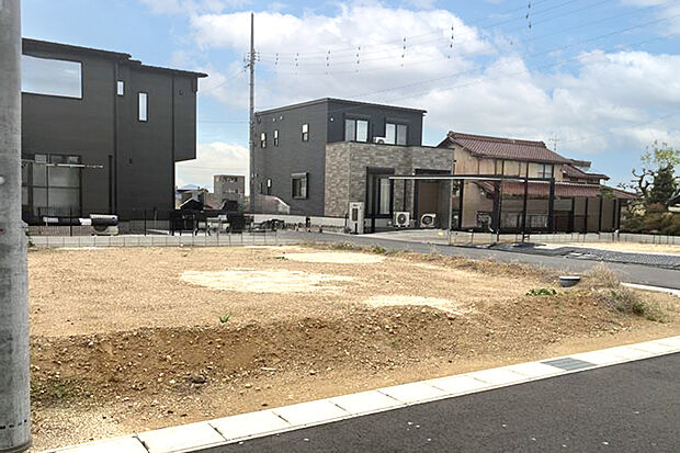 【2号地 現地写真】150m2超と、ゆとりある広さ。 南道路に面した、明るく開放感のある角地区画です。 陽当りを活か