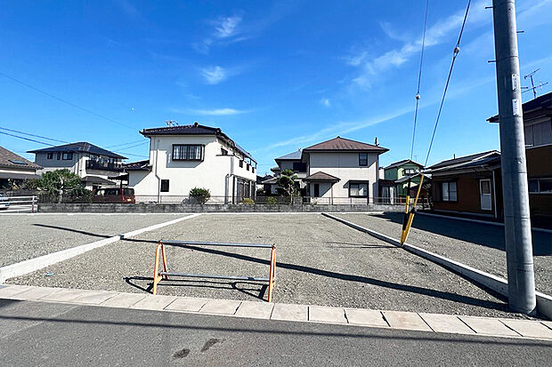 【B号地 外観】セキュレア藤枝高岡1丁目IIは、落ち着いた環境の中に位置する分譲地です。  道路幅員は6mとゆとりが