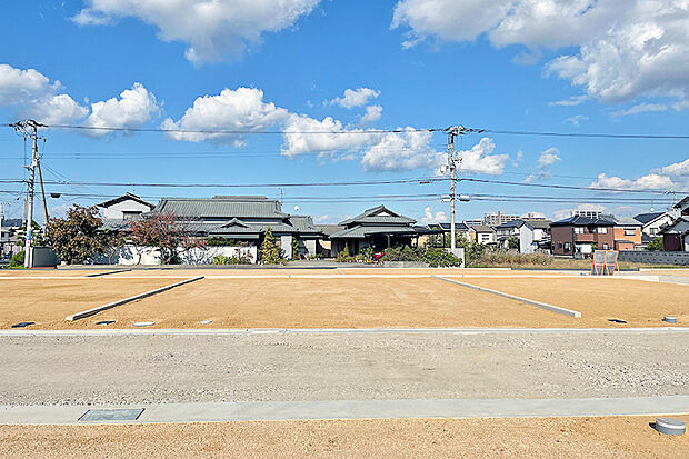 【6号地 外観】整形地のため、多彩なプランニングが検討可能です。  陽当りを活かした明るい吹き抜けリビング、家族との